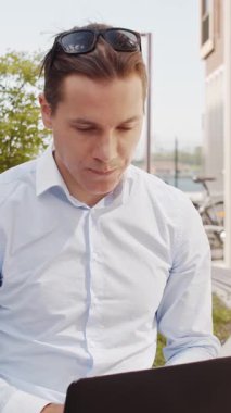 Sokakta çalışan genç ve çekici bir serbest çalışan. Ofis çalışanı ya da iş adamı. İş ve serbest meslek kavramı.