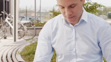 Sokakta çalışan genç ve çekici bir serbest çalışan. Ofis çalışanı ya da iş adamı. İş ve serbest meslek kavramı.