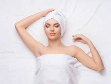 Kadın yüz masaj tedavi görüyor. Spa yüz yüze. Sağlık, şifa ve tıp kavramı.