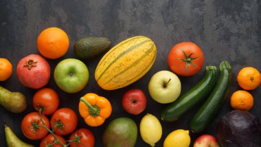 Sağlıklı yiyecekler: taze sebzeler, meyveler ve süper yiyecekler. Temiz yemek ve detoks. Beslenme, diyet, vejetaryen gıda konsepti.