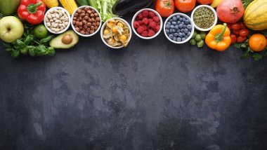 Sağlıklı yiyecekler: taze sebzeler, meyveler ve süper yiyecekler. Temiz yemek ve detoks. Beslenme, diyet, vejetaryen gıda konsepti.