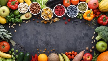 Sağlıklı yiyecekler: taze sebzeler, meyveler ve süper yiyecekler. Temiz yemek ve detoks. Beslenme, diyet, vejetaryen gıda konsepti.