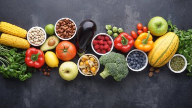 Sağlıklı yiyecekler: taze sebzeler, meyveler ve süper yiyecekler. Temiz yemek ve detoks. Beslenme, diyet, vejetaryen gıda konsepti.