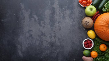 Sağlıklı yiyecekler: taze sebzeler, meyveler ve süper yiyecekler. Temiz yemek ve detoks. Beslenme, diyet, vejetaryen gıda konsepti.