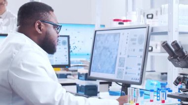 Bilimsel laboratuvar çeşitli araştırma ekipmanlarıyla dolu. Bilim adamları deneyler yapıyor ve araştırma faaliyetleri yürütüyorlar. Video konsepti bilim ve teknolojinin özünü vurguluyor.