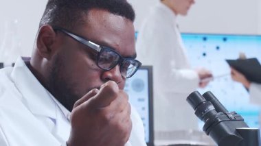 Bilimsel laboratuvar çeşitli araştırma ekipmanlarıyla dolu. Bilim adamları deneyler yapıyor ve araştırma faaliyetleri yürütüyorlar. Video konsepti bilim ve teknolojinin özünü vurguluyor.