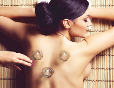 Güzel, genç ve sağlıklı kadın üzerinde bambu hasır spa salonda. Spa, sağlık ve şifa kavramı.