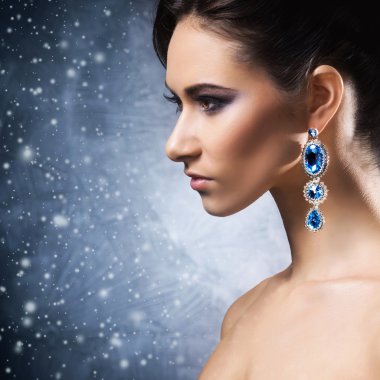 Platin ve taş küpe kadında