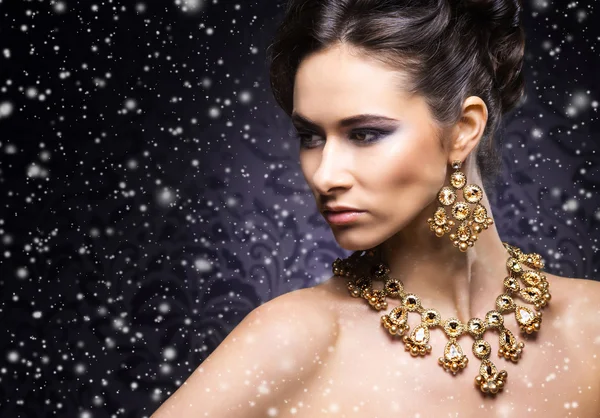 Женщина в драгоценном ожерелье и серьги — стоковое фото