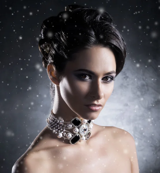 Kvinna i jewel halsband — Stockfoto