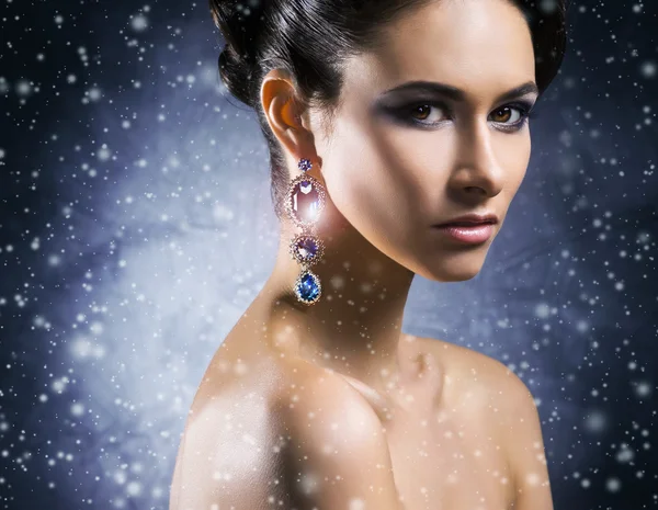 Woman in earrings of platinum and stones — Stock Photo, Image