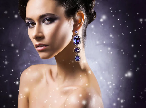 Woman in earrings of platinum and stones — Stock Photo, Image