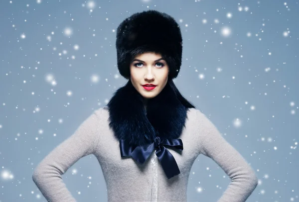 冬の毛皮の服の女性 — ストック写真