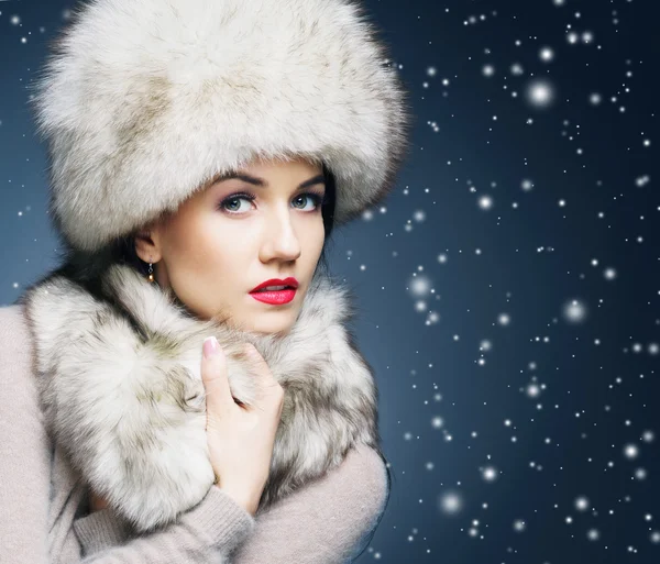 Женщина в русской зимней одежде — стоковое фото
