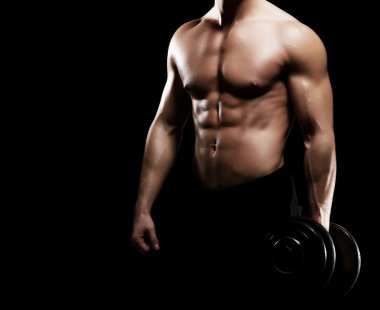 Sportif vücut geliştirmeci adam dumbbell ile