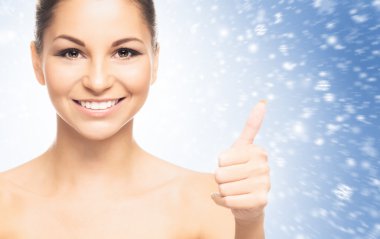 Genç kız gösteren başparmak yukarı