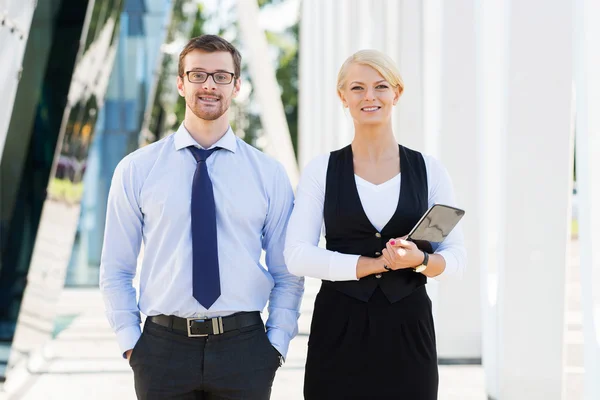 Affärskollegor gå hem efter jobbet — Stockfoto