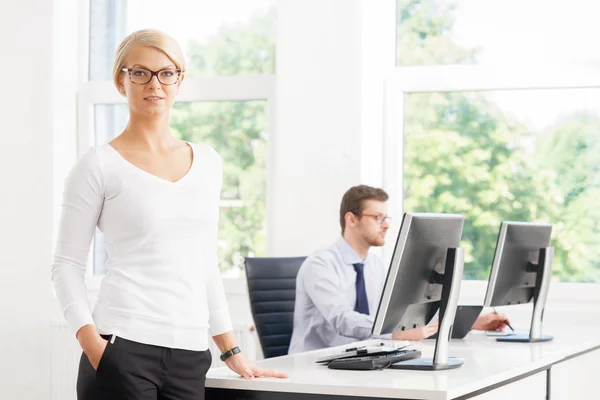 Ceo avec un collègue au bureau — Photo