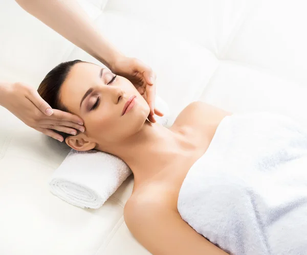 Žena na mat v masážní salon — Stock fotografie