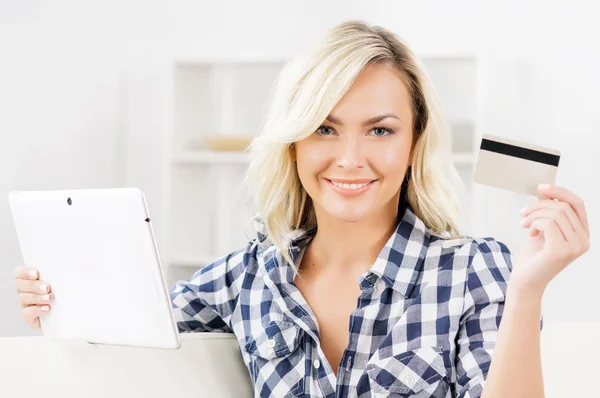 Woman with credit card and digital tablet — Stock Photo, Image