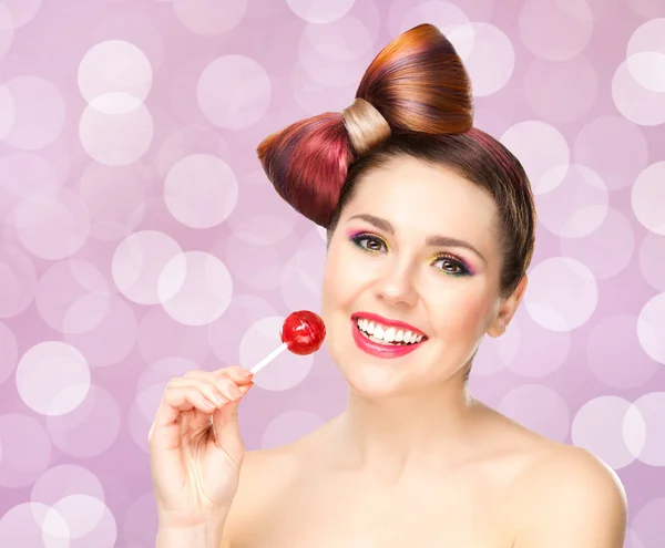 Leende kvinna med lollipop — Stockfoto