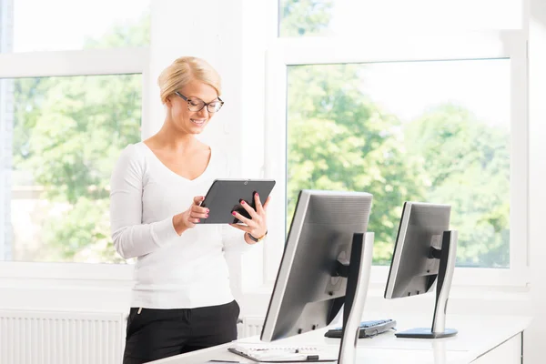 Gestionnaire au bureau avec une tablette — Photo