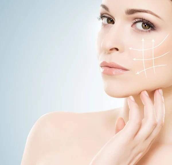 yüzünde oklarla şehvetli kız