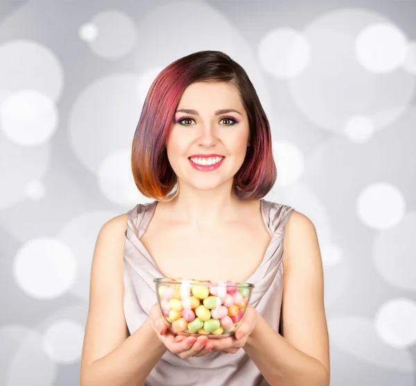 Frau mit Schale mit Bonbons — Stockfoto