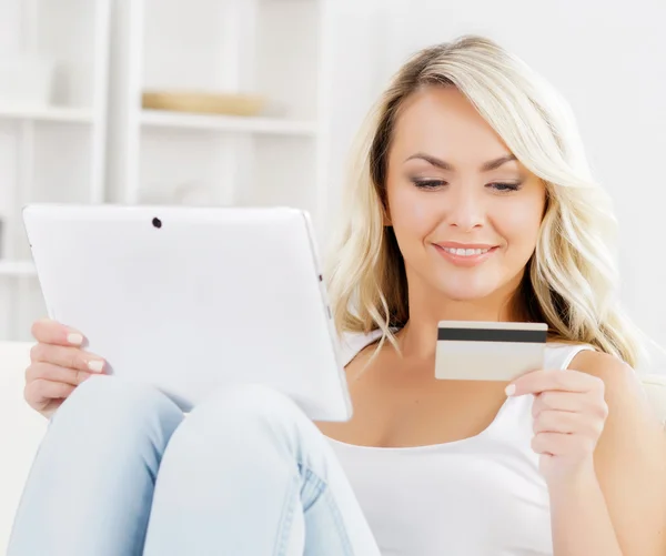 Woman with credit card and digital tablet — Stock Photo, Image