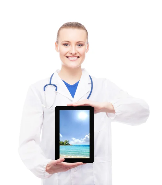 Médecin montrant station sur tablette numérique — Photo