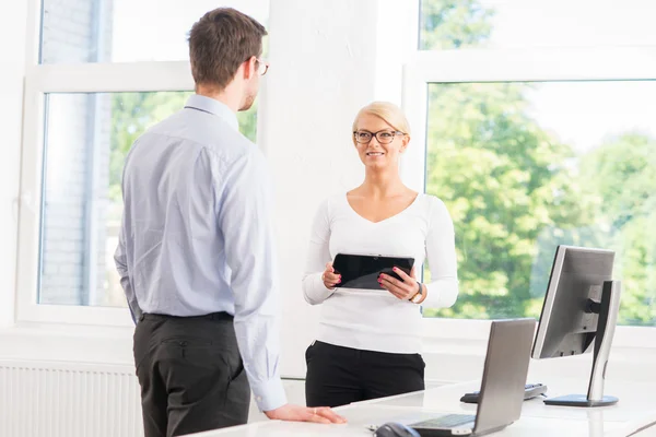 Collega 's die in functie zijn — Stockfoto