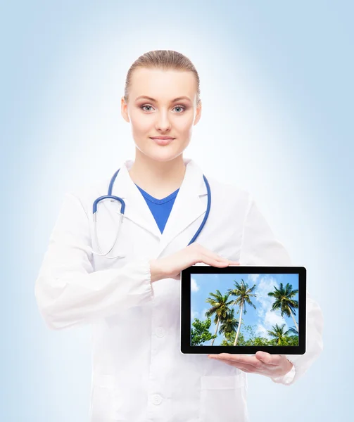 Female doctor  showing resorts on tablet — Stock Photo, Image