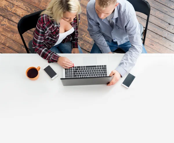 Les étudiants assis à la table à l'aide d'un ordinateur portable — Photo