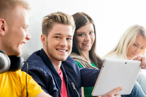 Groep studenten op een pauze — Stockfoto