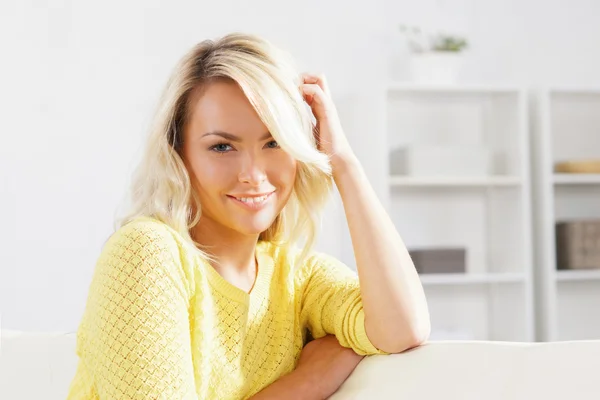 Frau ruht sich zu Hause auf Sofa aus — Stockfoto