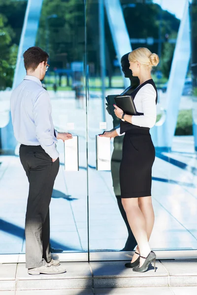 Geschäftsfrau und Geschäftsfrau in der Nähe des Hoteleingangs — Stockfoto