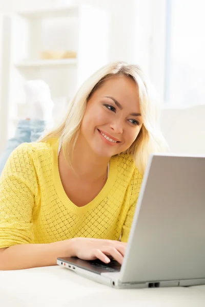 Donna bionda che utilizza il computer portatile — Foto Stock