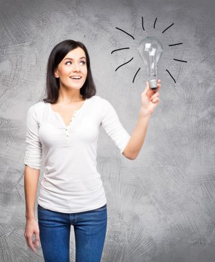 Mükemmel bir fikir olan genç güzel kadın