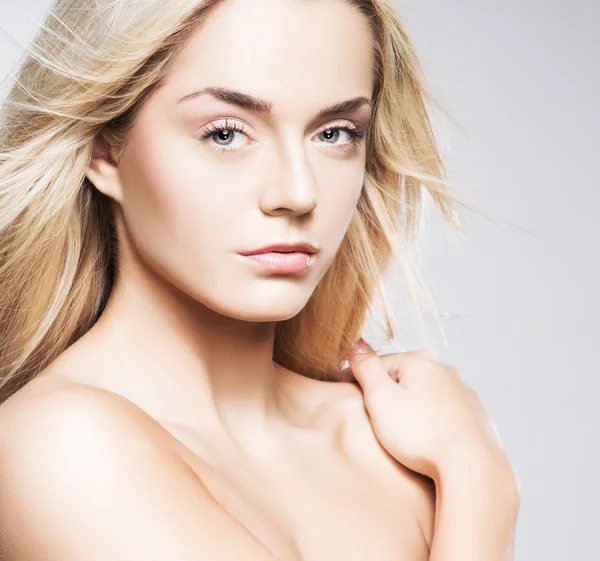 Portret van een jonge blonde vrouw in make-up — Stockfoto