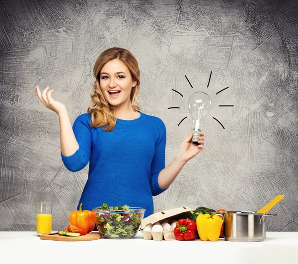 Mujer ama de casa joven y hermosa cocina en una cocina — Foto de Stock