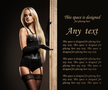 Genç ve seksi sarışın kadın erotik iç çamaşırı