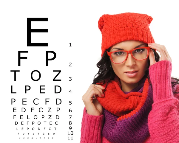 Schöne Mädchen mit Brille, die im Winter ihre Augen prüft — Stockfoto