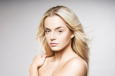 Genç sarışın bir kadın portresi