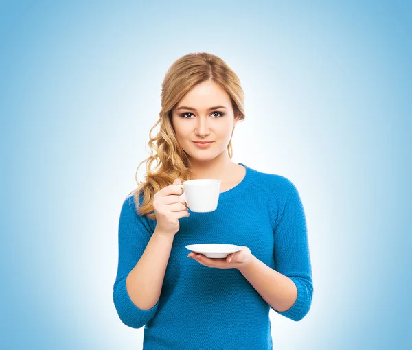 Junge und schöne Frau trinkt Kaffee — Stockfoto