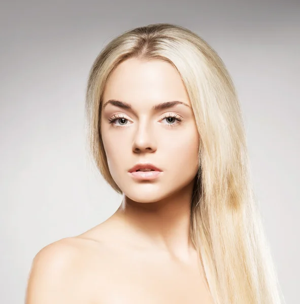 Porträt einer jungen blonden Frau — Stockfoto