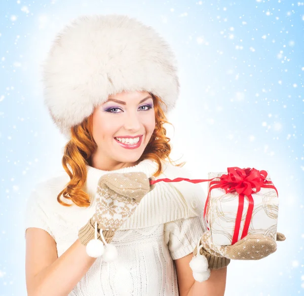 Young and beautiful woman with the Christmas gift — Stock Photo, Image