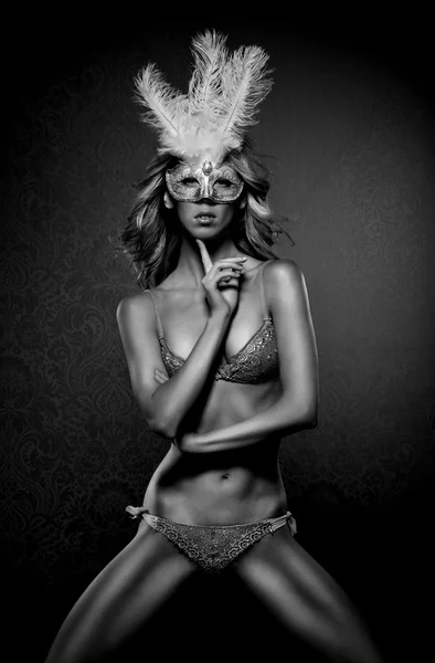 Giovane donna sexy in lingerie erotica e maschera — Foto Stock