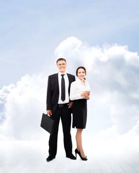 Dvě obchodní kolegové stojící nad sky pozadí — Stock fotografie