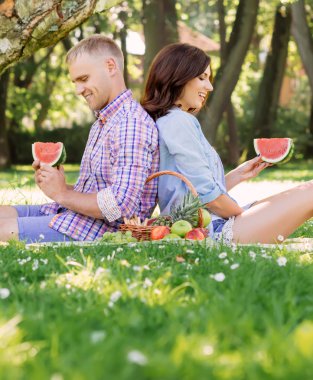 Mutlu çift pikniğe rahatlatıcı