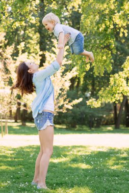 Anne ve oğlu birlikte parkta oynarken
